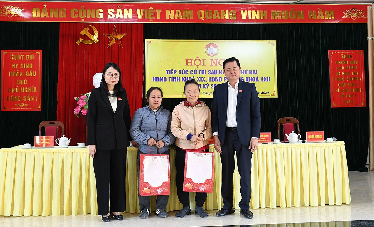 Đại diện Tổ đại biểu số 6 HĐND tỉnh trao quà cho hộ nghèo trên địa bàn phường Nông Tiến.