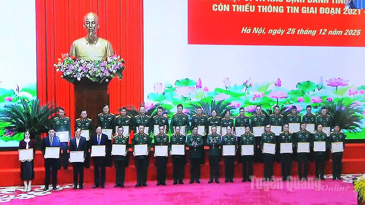 Đại tá Nguyễn Thành An, Phó Chính ủy Bộ CHQS tỉnh (ngoài cùng hàng trên bên phải) được nhận Bằng khen của Bộ Quốc phòng.