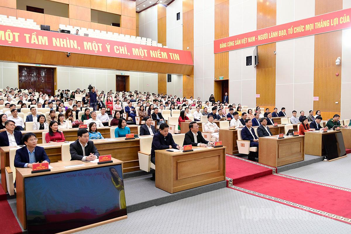 Các đại biểu buổi lễ.