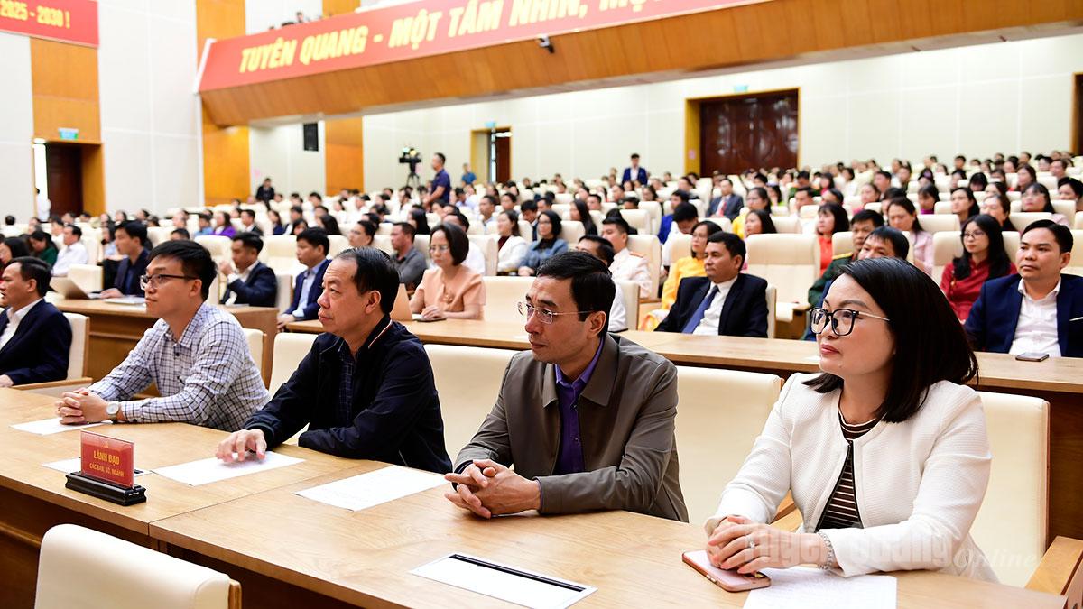 Đại biểu các sở, ngành dự buổi lễ.