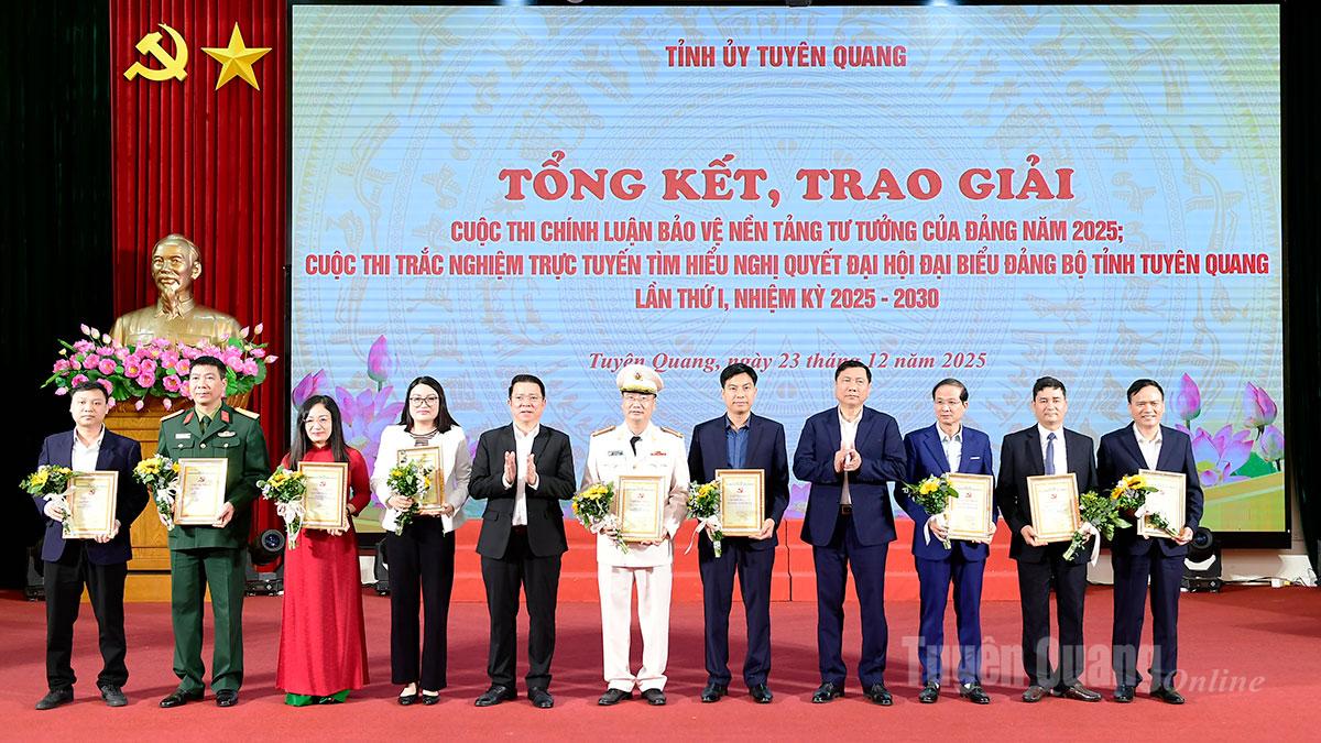 Các đồng chí lãnh đạo tỉnh trao chứng nhận cho các tập thể xuất sắc tham gia cuộc thi.