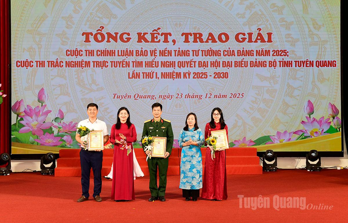 Ban Tổ chức trao Giải Triển vọng cho các tác giả.