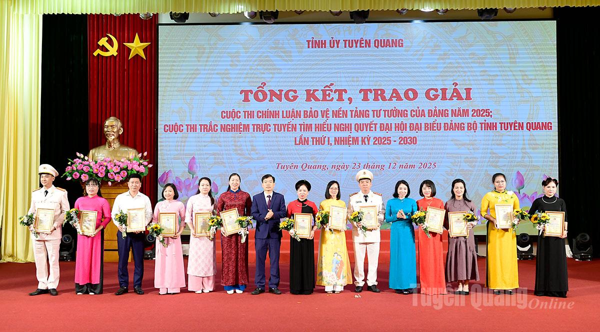 <em>Ban tổ chức trao giải Khuyến khích cho các tác giả, nhóm tác giả.</em>