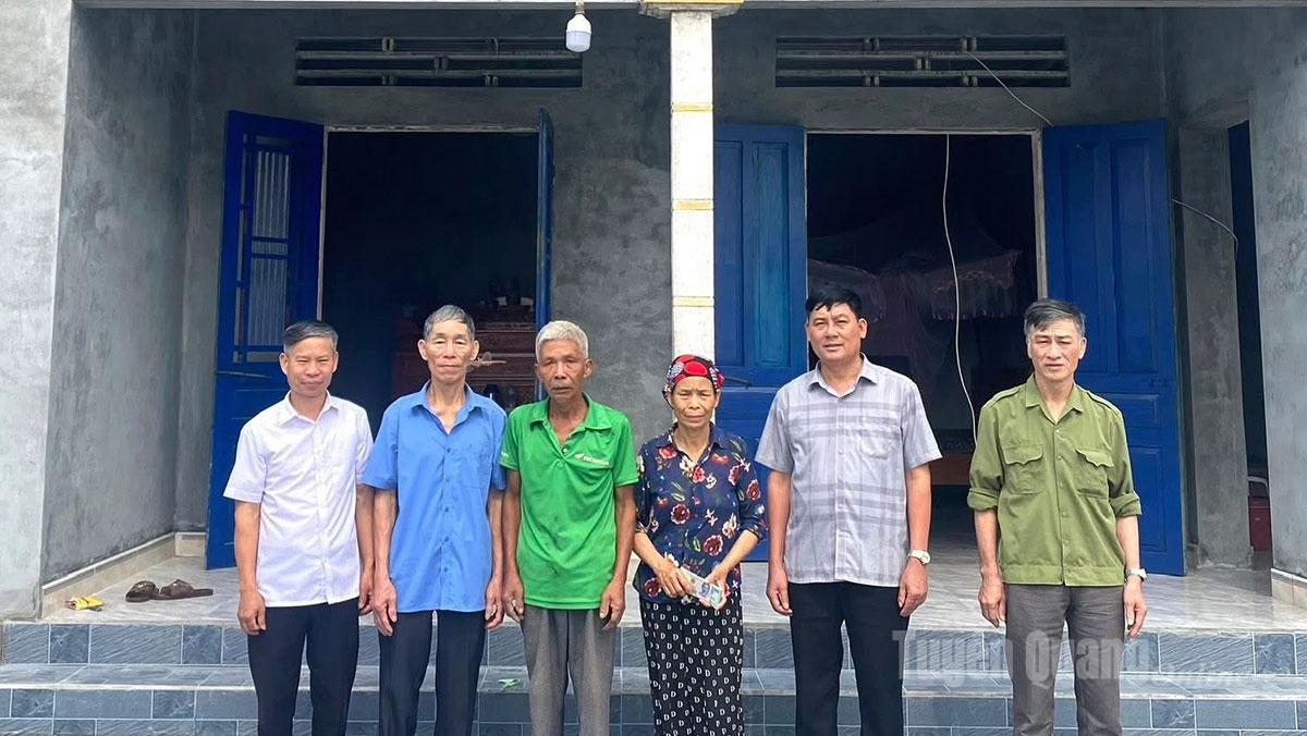 Đại diện xã Sơn Thuỷ trao kinh phí hỗ trợ sửa chữa nhà ở cho gia đình ông Nguyễn Văn Hùng, thôn Vườn Quan.