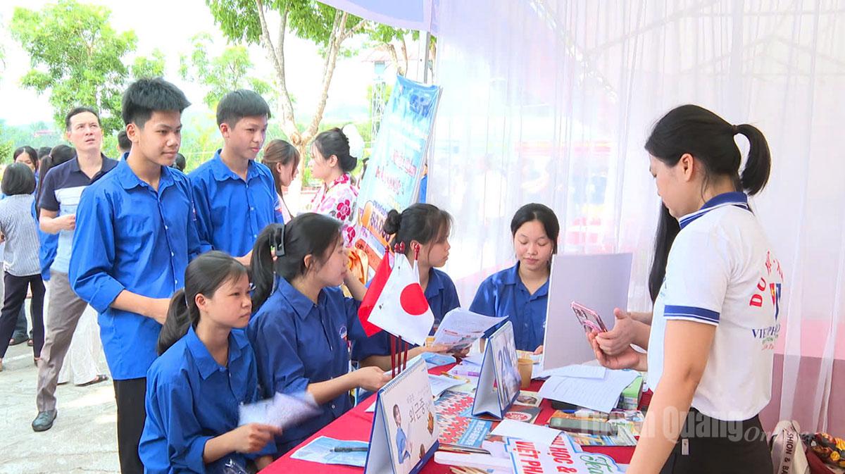 Đoàn viên, thanh niên, người lao động được tư vấn khi tham gia phiên giao dịch việc làm tại xã Sơn Thủy.