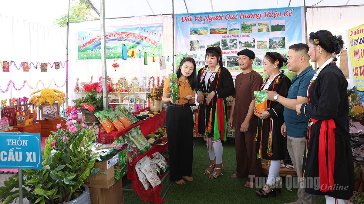 Người dân xã Sơn Thủy chia sẻ kinh nghiệm phát triển kinh tế, giảm nghèo bền vững.