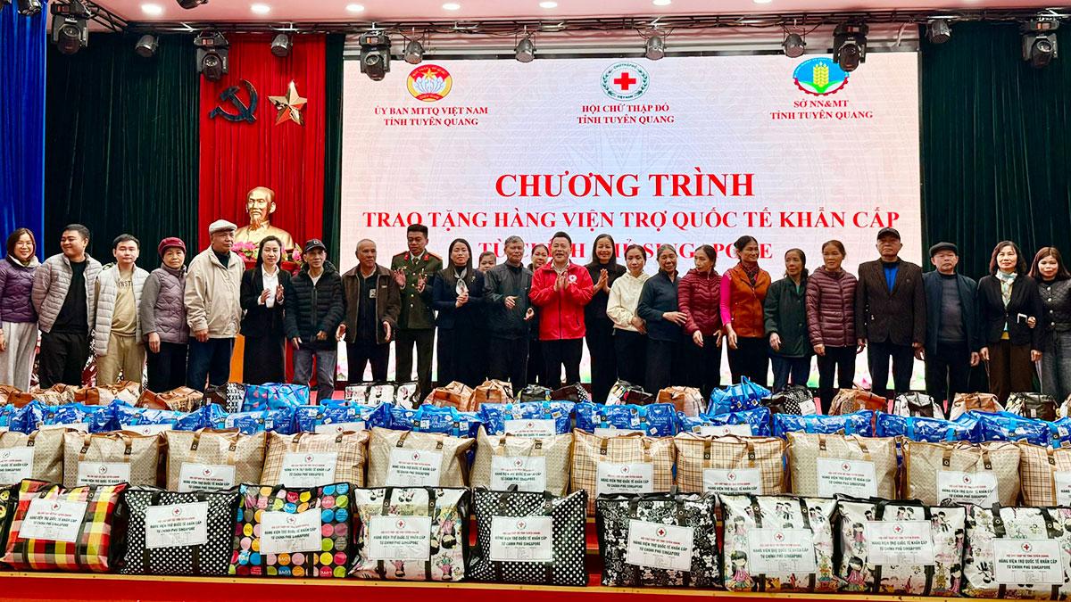 Các đại biểu tặng quà cho người dân xã Nà Hang.