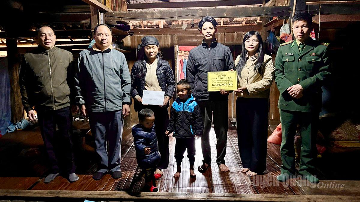 Báo và phát thanh, truyền hình Tuyên Quang tặng quà cho gia đình cháu Lù Quốc Tâm, ở cụm Mã Tẻn, thôn Bản Pắng, xã Bản Máy, tỉnh Tuyên Quang.