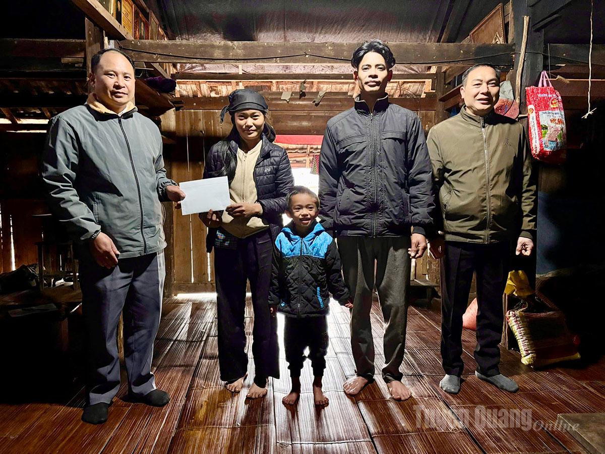 Đảng ủy, HĐND, UBND xã Bản Máy tặng cho gia đình cháu Lù Quốc Tâm.