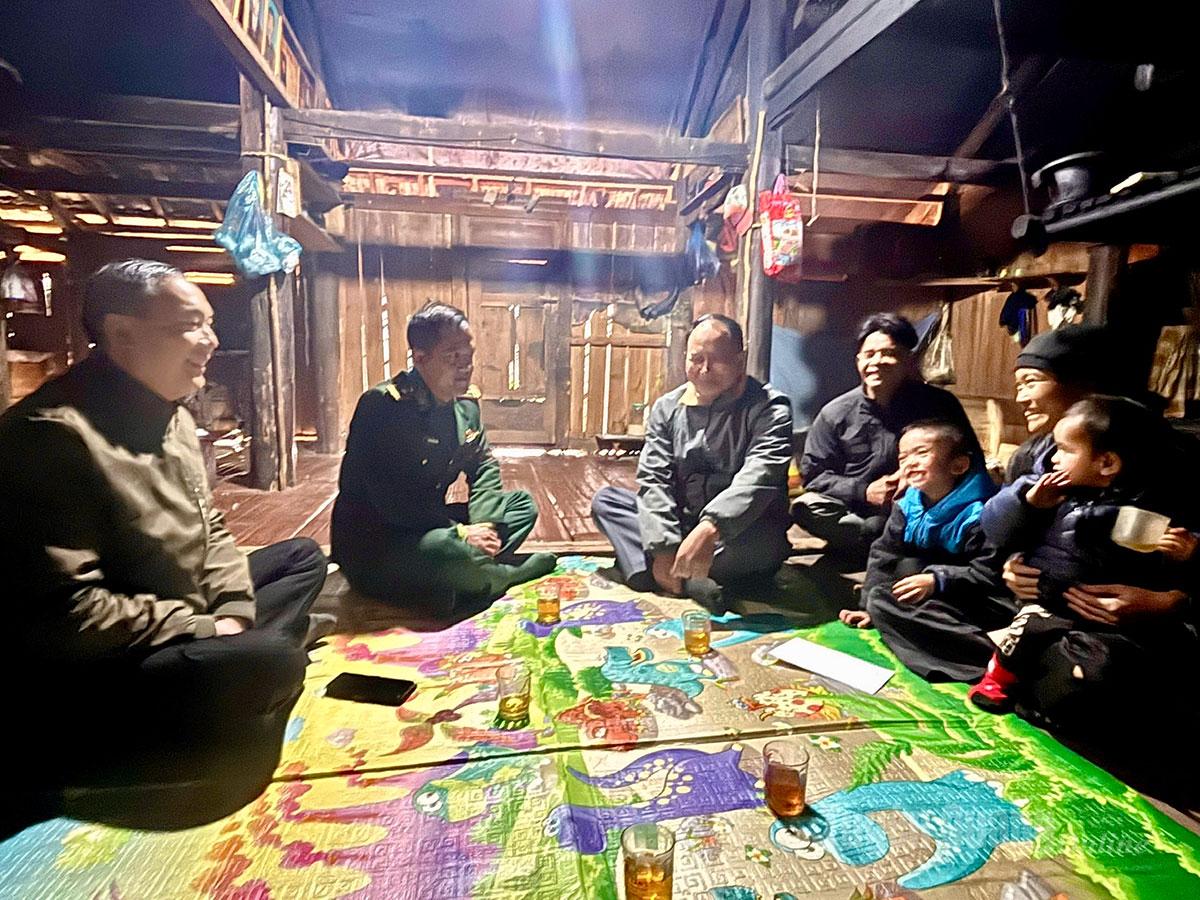 Lãnh đạo UBND xã Bản Máy và cán bộ Đồn biên phòng Bản Máy thăm hỏi động viên gia đình cháu Lù Quốc Tâm.