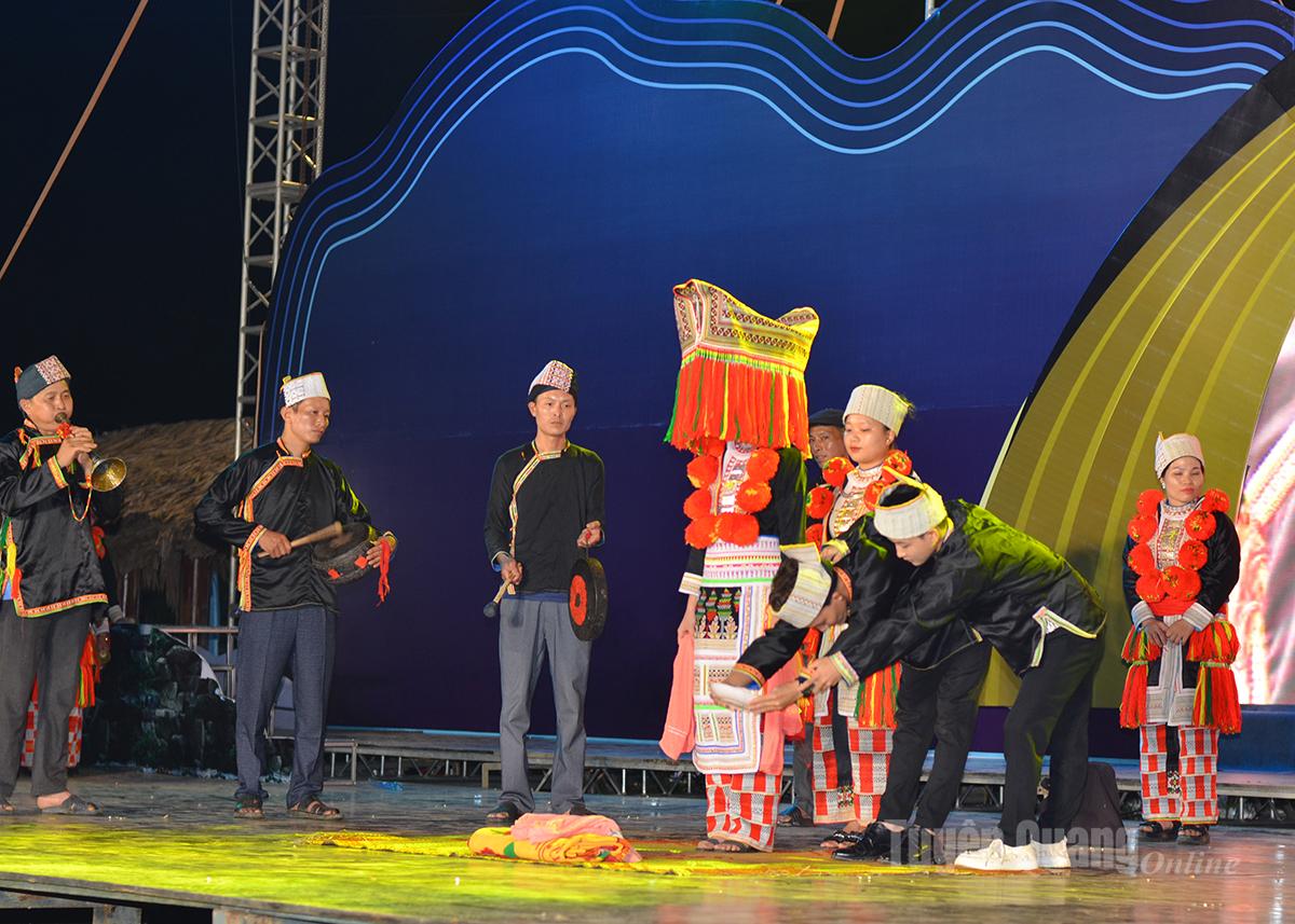 Trình diễn đám cưới người Dao Đỏ tại ngày hội Văn hóa các dân tộc thiểu số năm 2024.
