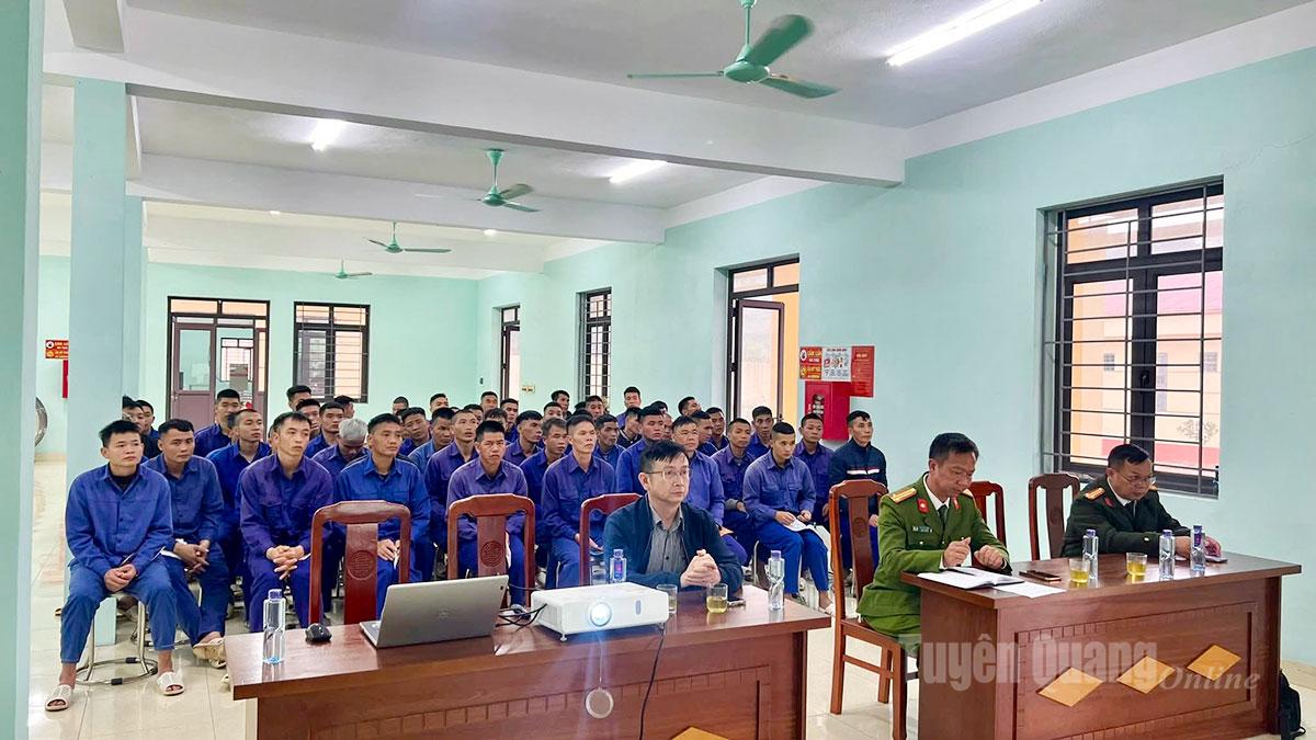 Các đại biểu và học viên tham gia buổi tư vấn.