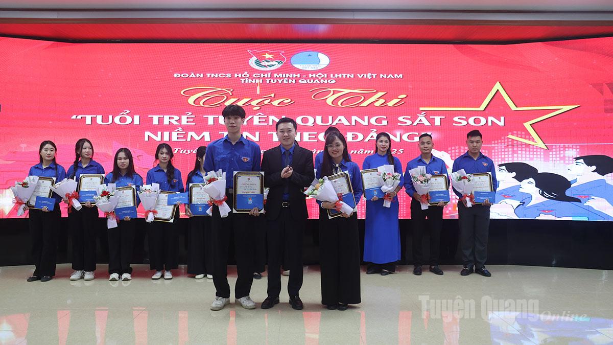 BTC trao Giải Nhất cho 2 thí sinh xuất sắc đoạt giải tại cuộc thi “Tuổi trẻ Tuyên Quang sắt son niềm tin theo Đảng”