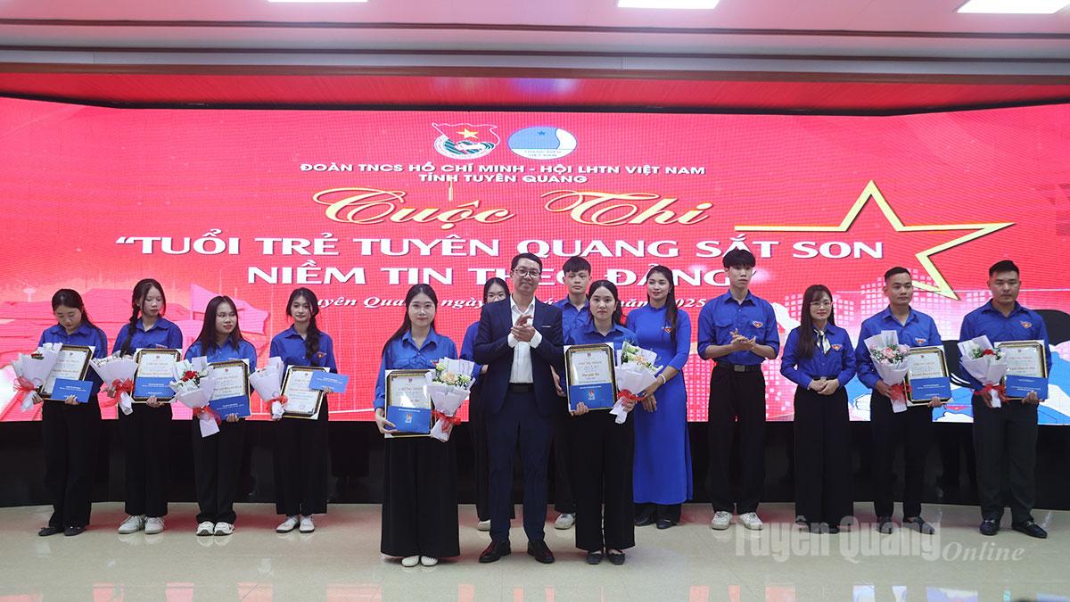 Đại diện Trường Chính trị tỉnh trao Giải Ba cho 2 thí sinh xuất sắc đoạt giải tại cuộc thi “Tuổi trẻ Tuyên Quang sắt son niềm tin theo Đảng”