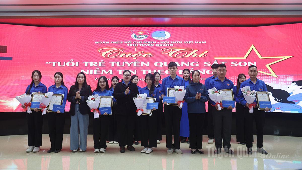 BTC trao Giải Khuyến khích cho 7 thí sinh đoạt giải tại cuộc thi “Tuổi trẻ Tuyên Quang sắt son niềm tin theo Đảng”.