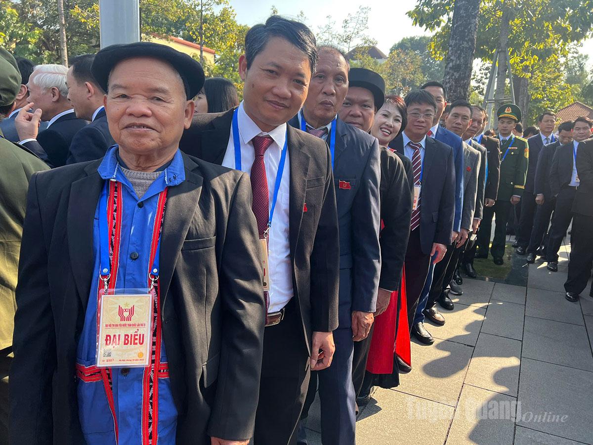 Đoàn đại biểu tỉnh Tuyên Quang vào lăng viếng Chủ tịch Hồ Chí Minh.