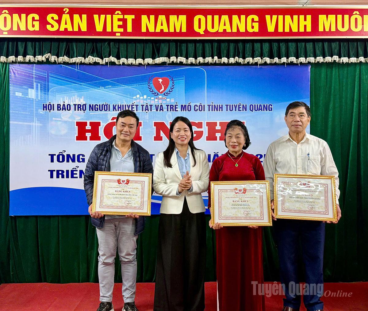 Lãnh đạo Ủy ban MTTQ tỉnh trao Bằng khen cho các tập thể.