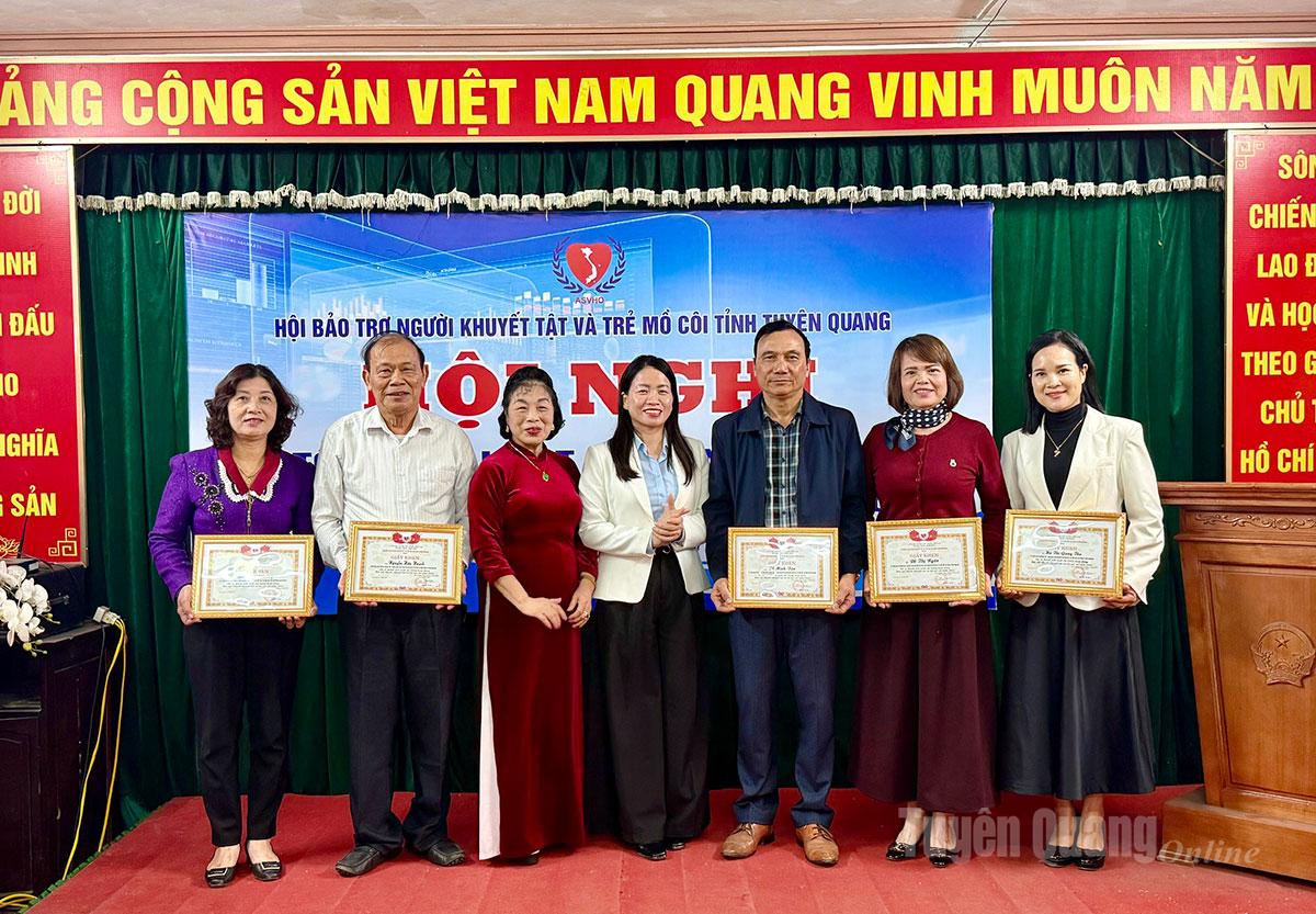 Hội Bảo trợ người khuyết tật và trẻ mồ côi tặng Giấy khen cho các cá nhân.