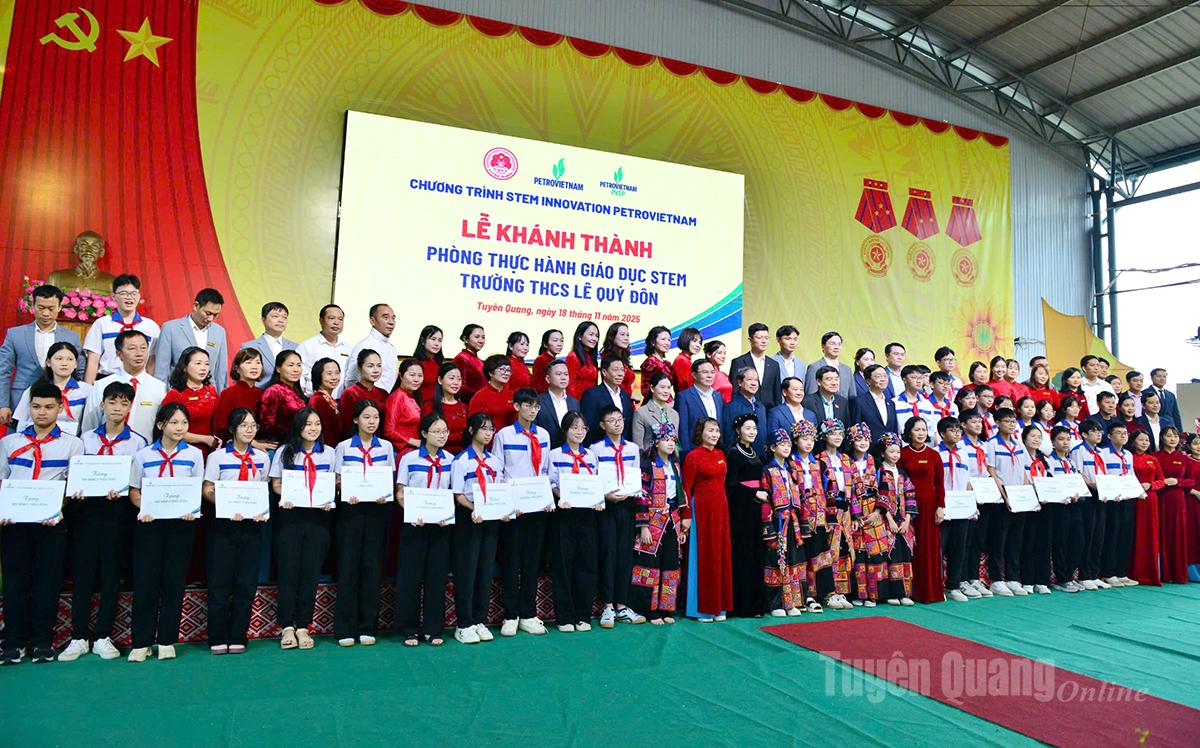 Các đại biểu dự lễ khánh thành Phòng thực hành giáo dục Stem tại Trường THCS Lê Quý Đôn