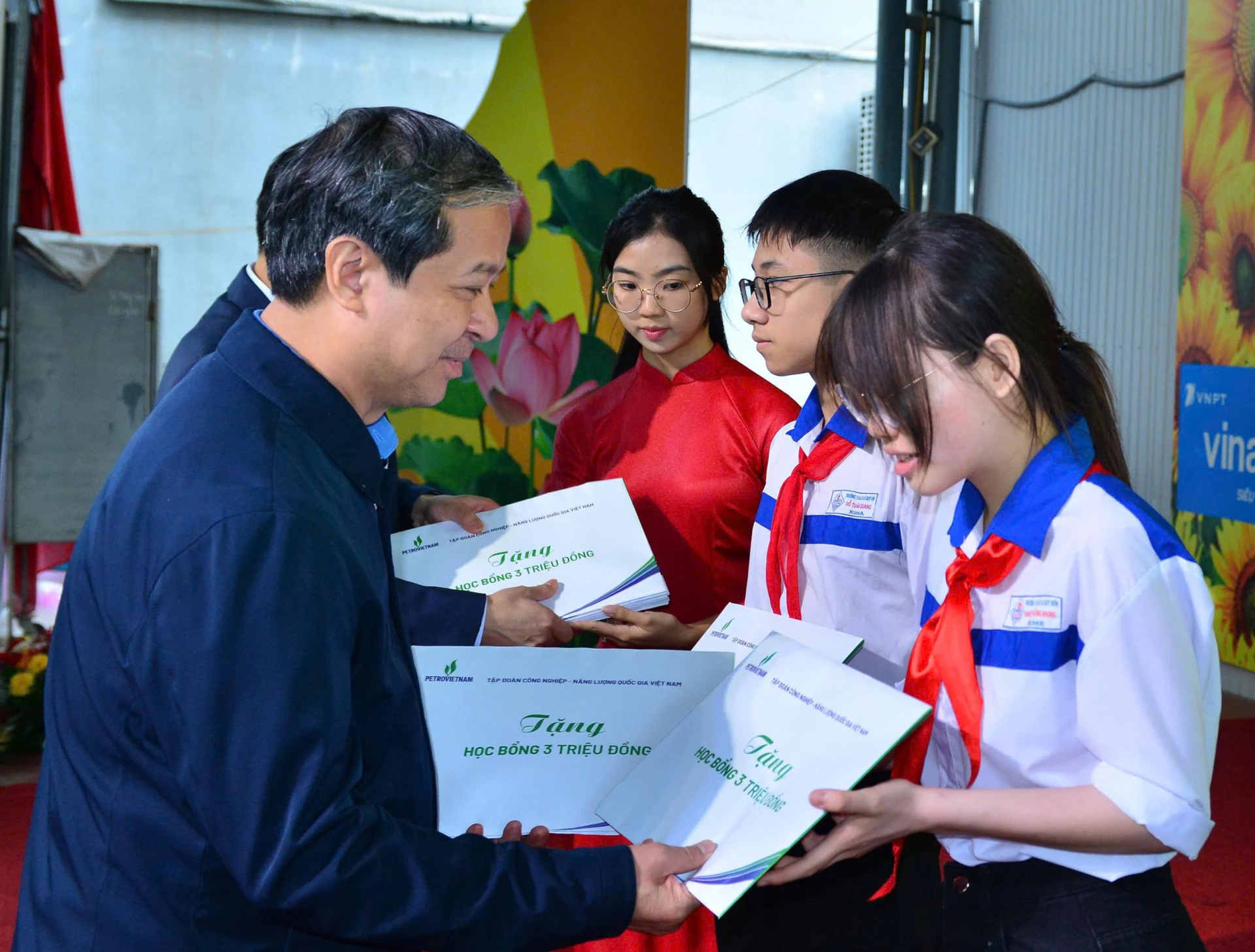 Petrovietnam dành nhiều suất học bổng cho học sinh các trường của tỉnh Tuyên Quang