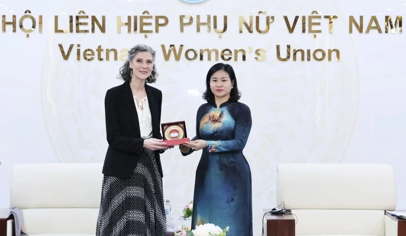 Nguyen Thi Tuyen (R), Vice President of the VFF Central Committee and President of the Viet Nam Womens Union, and Ramla Khalidi, UNDP Resident Representative in Viet Nam, at their meeting in Ha Noi on December 10 (Photo: VNA)