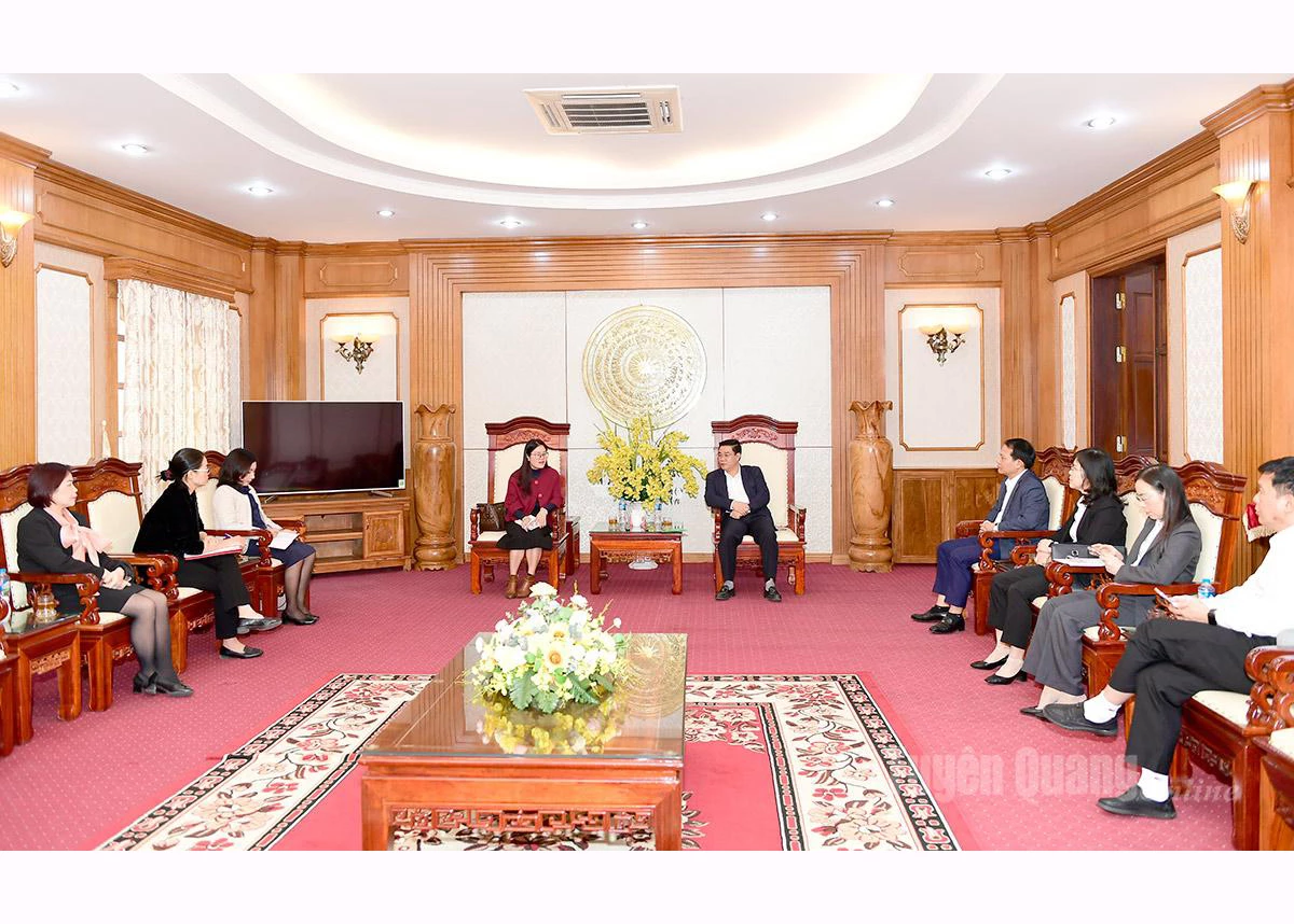 Vice Chairman of Tuyen Quang Provincial People’s Committee works with delegation of the Vietnamese Consulate General in Kunming