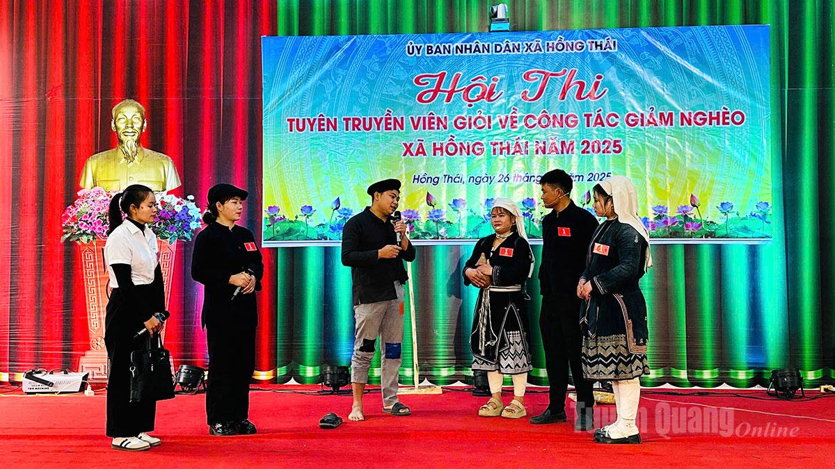 Một tiết mục tại Hội thi Tuyên truyền viên giỏi về công tác giảm nghèo xã Hồng Thái năm 2025.