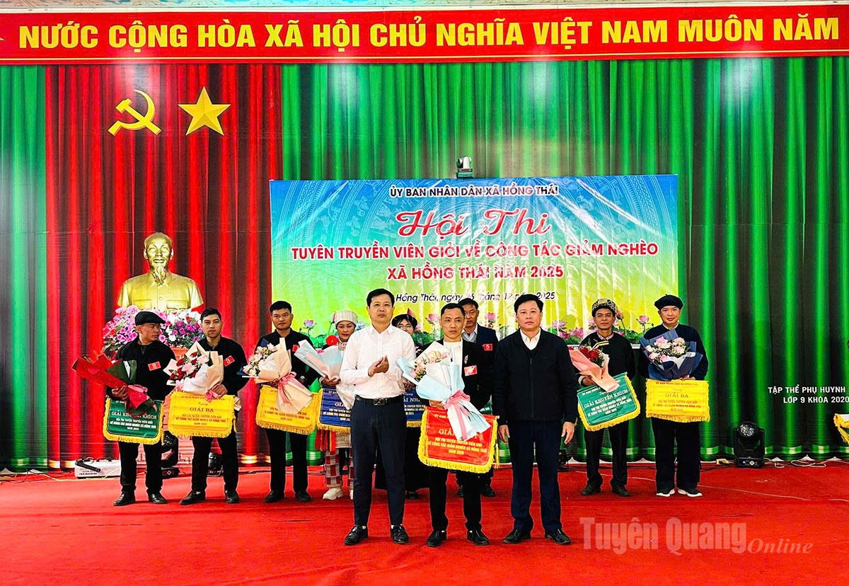 Ban Tổ chức trao giải Nhất cho đội thi thôn Phai Khằn - Xá Thị.