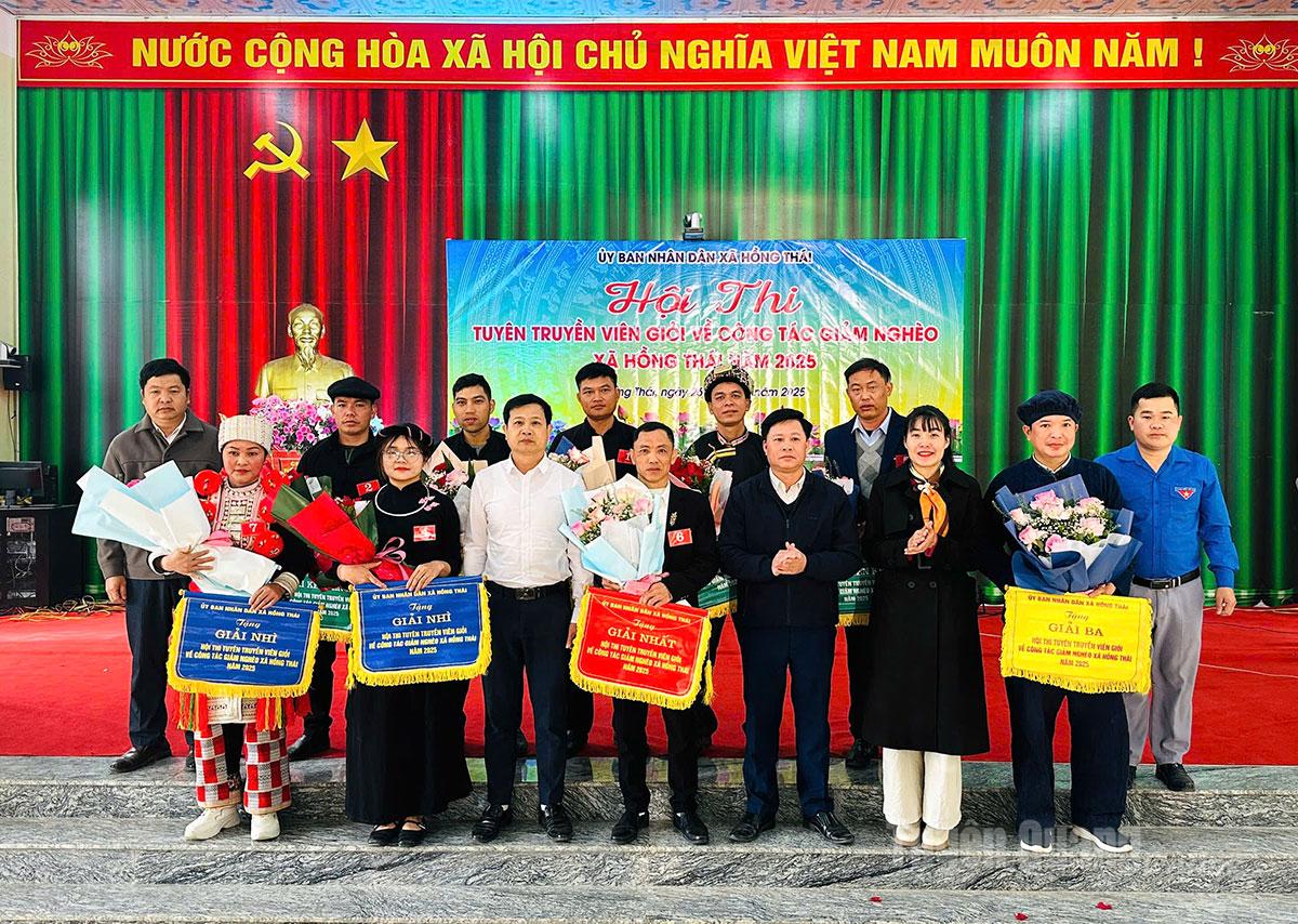 Ban Tổ chức chụp ảnh với các đội thi có thành tích xuất sắc tại Hội thi Tuyên truyền viên giỏi về công tác giảm nghèo xã Hồng Thái năm 2025.