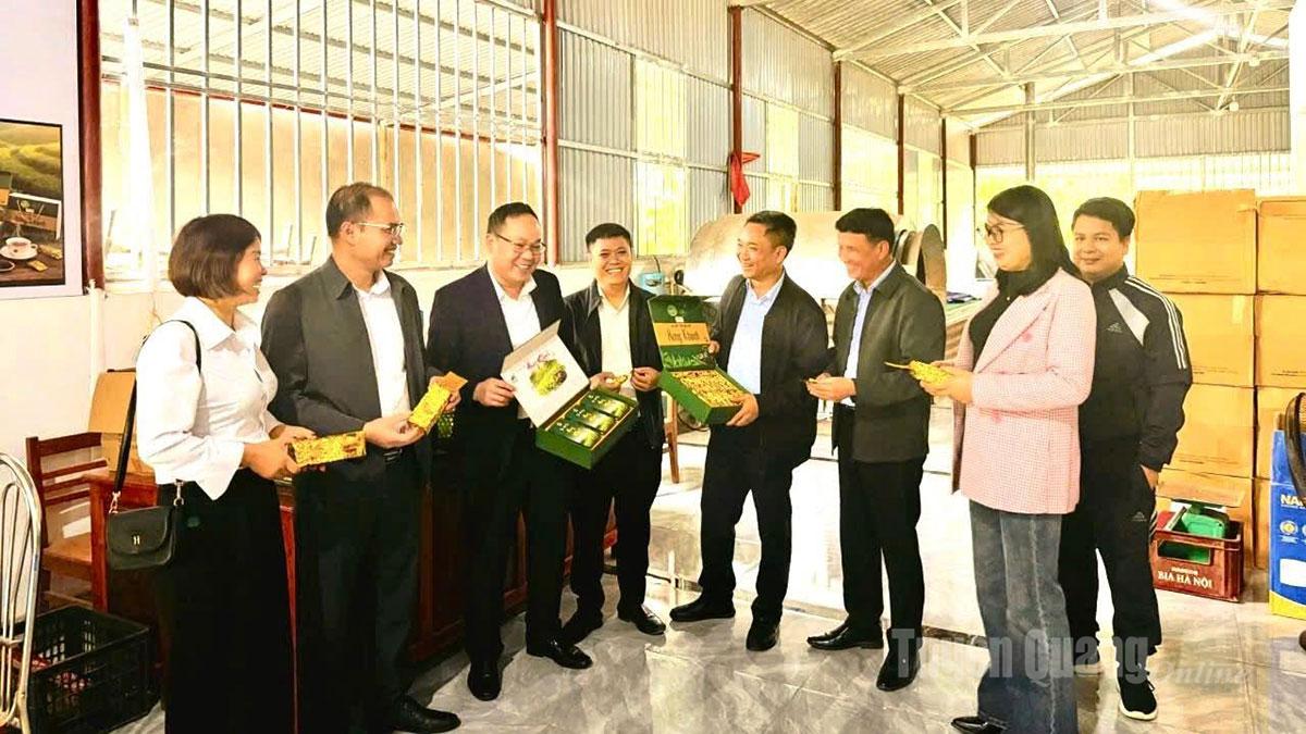 Đoàn công tác xã Tân An tham quan mô hình chè Shan Tuyết Suối Giàng.