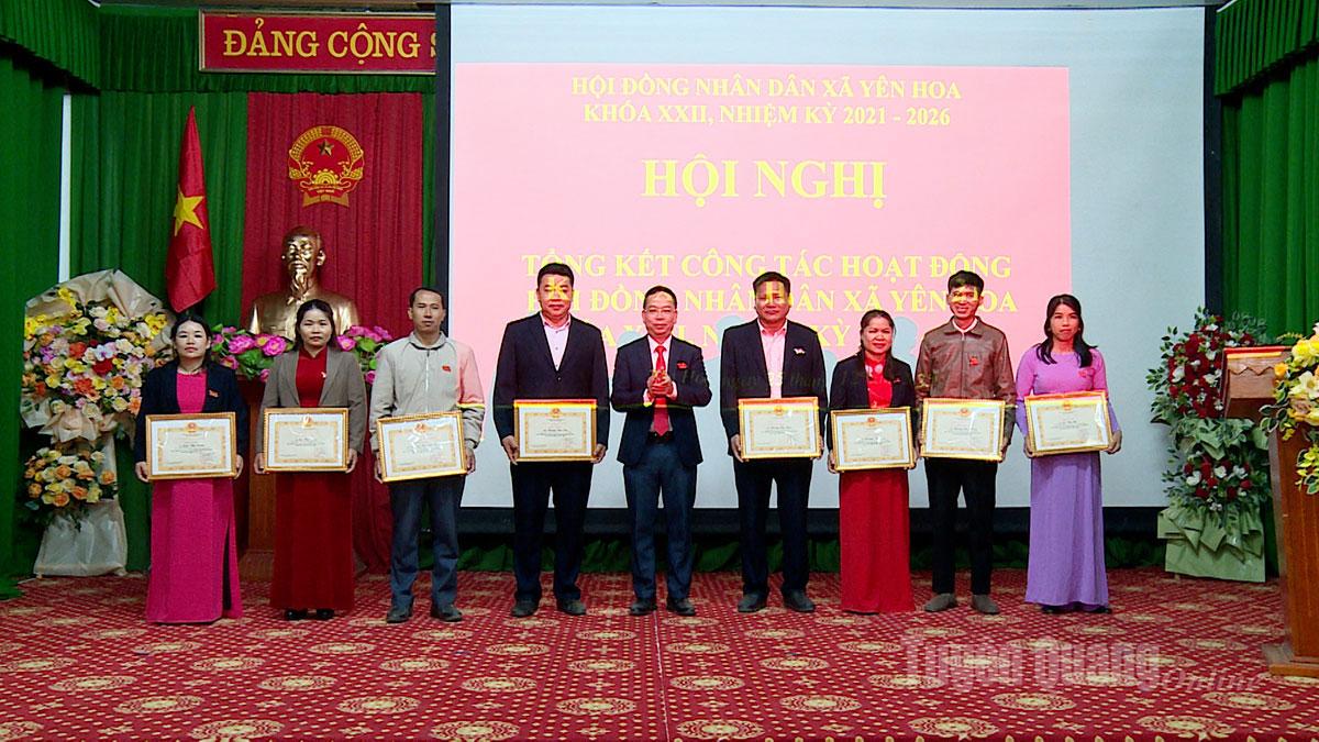 HĐND xã Yên Hoa khen thưởng các cá nhân có thành tích xuất sắc năm 2025.