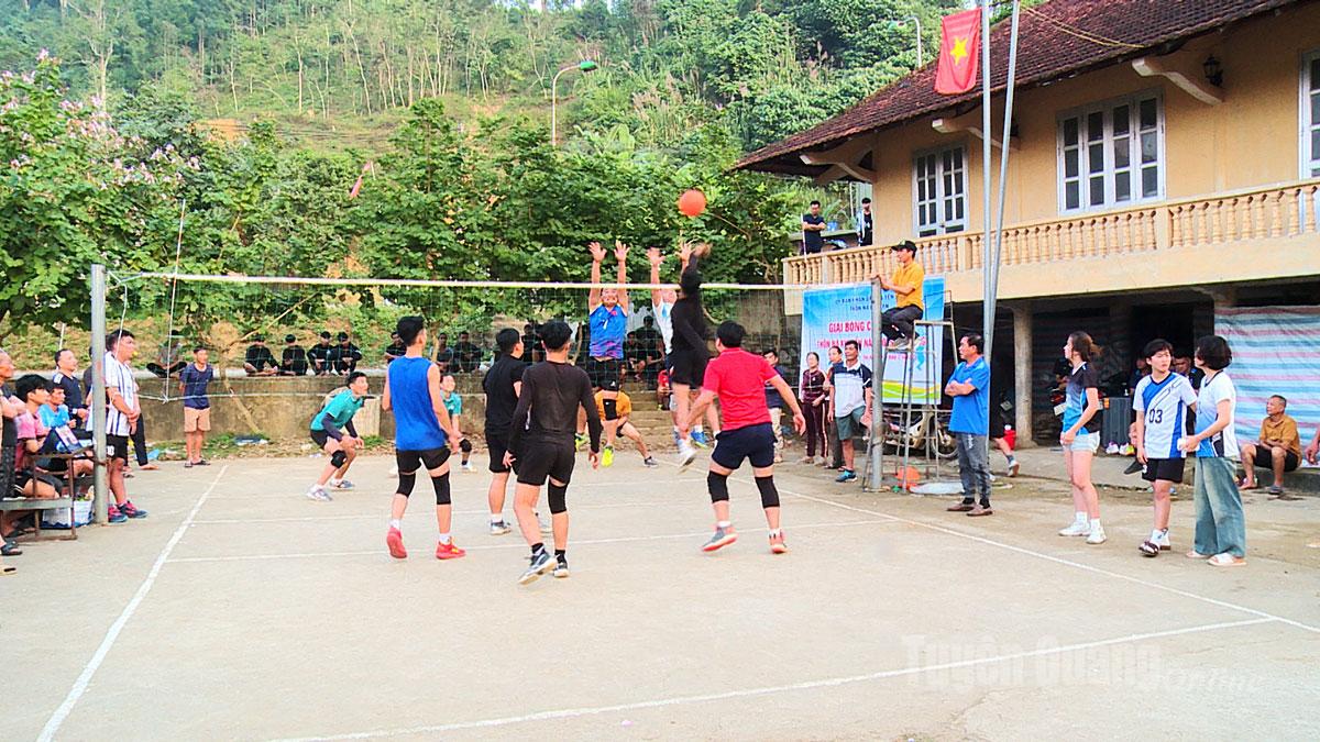 Một trận bóng chuyền hơi nam tại giải thể thao gắn với tuyên truyền xây dựng nông thôn mới.