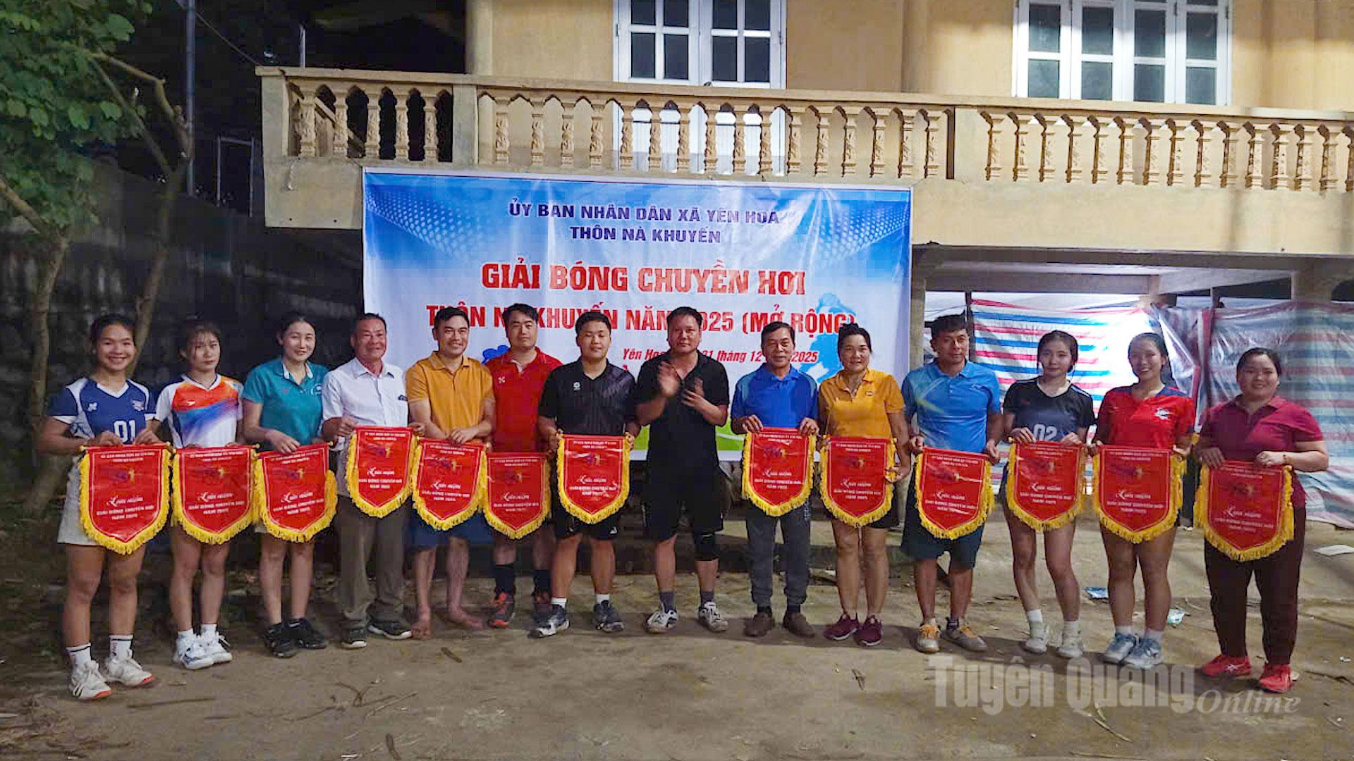 Các đội tham gia Giải thể thao gắn với tuyên truyền xây dựng nông thôn mới xã Yên Hoa.