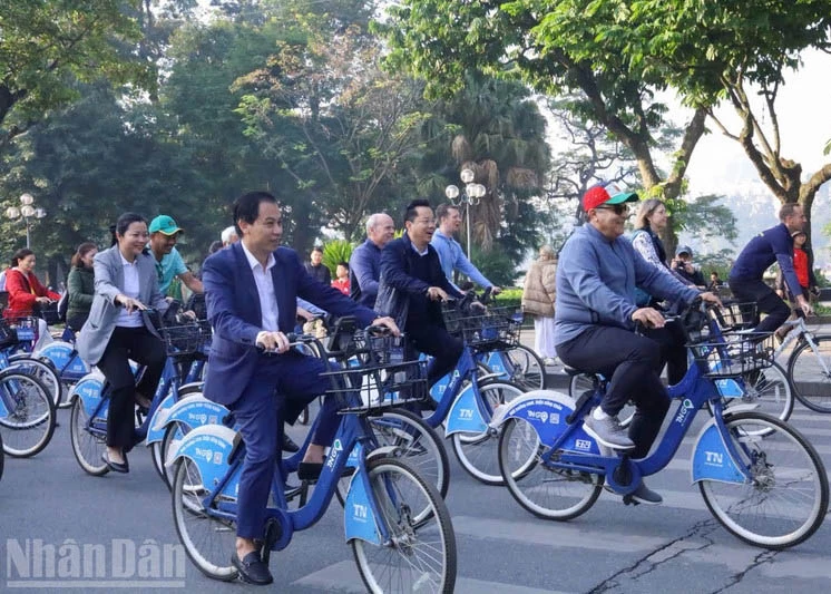 More than 300 international and Vietnamese delegates take part in the 5th Friendship Cycling Journey for a Green Ha Noi.
