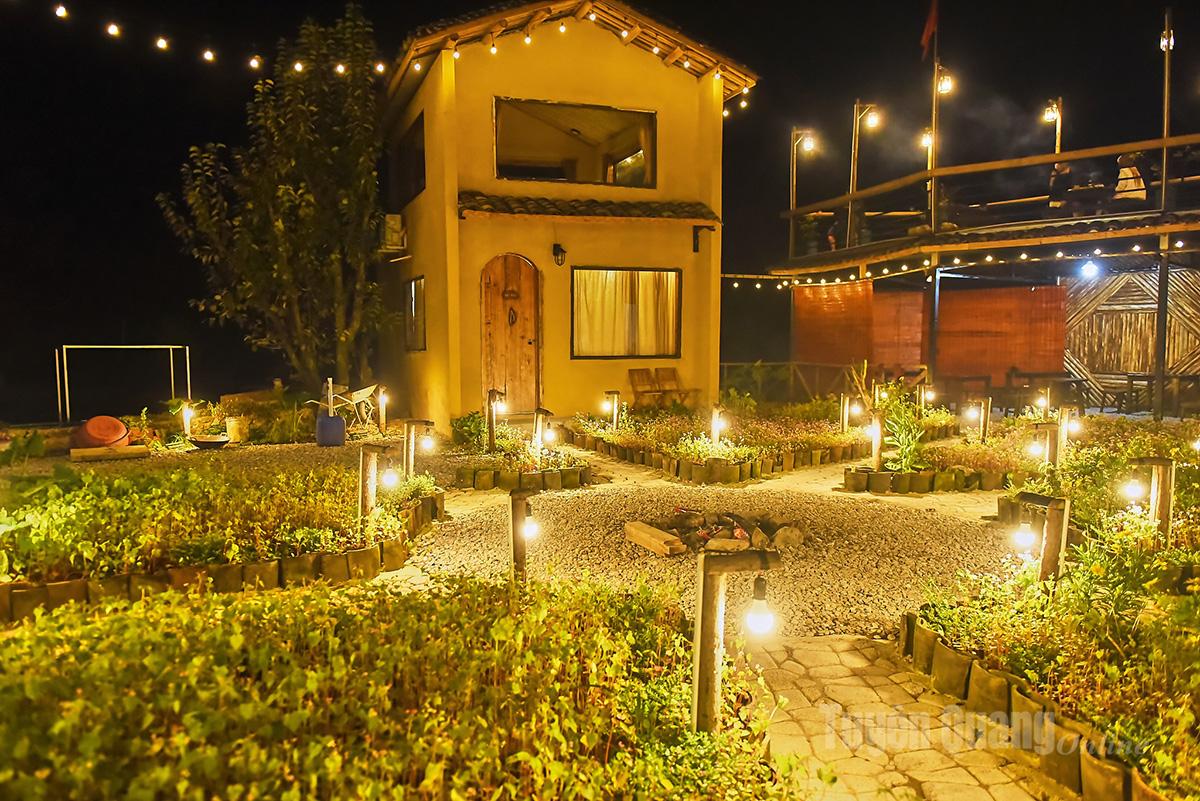 LoLo Hideaway homestay, run by Vang Di Canh, reached high occupancy in November. Weekday room rates averaged VND600,000 per night, while peak weekend rates could reach VND800,000 - VND1,000,000 per night.