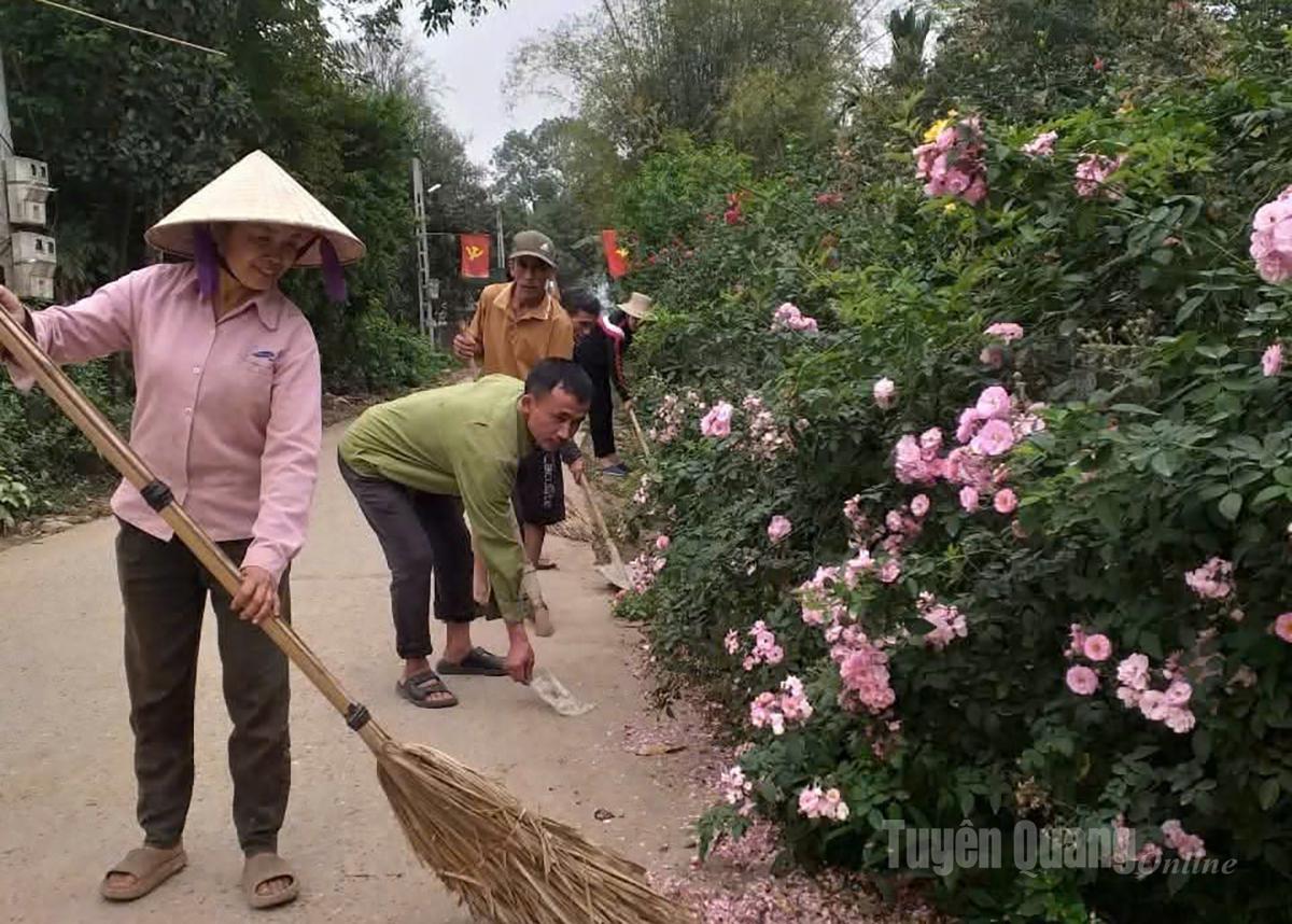 người dân thôn Kim Ninh vệ sinh đường làng ngõ xóm trong thôn.
