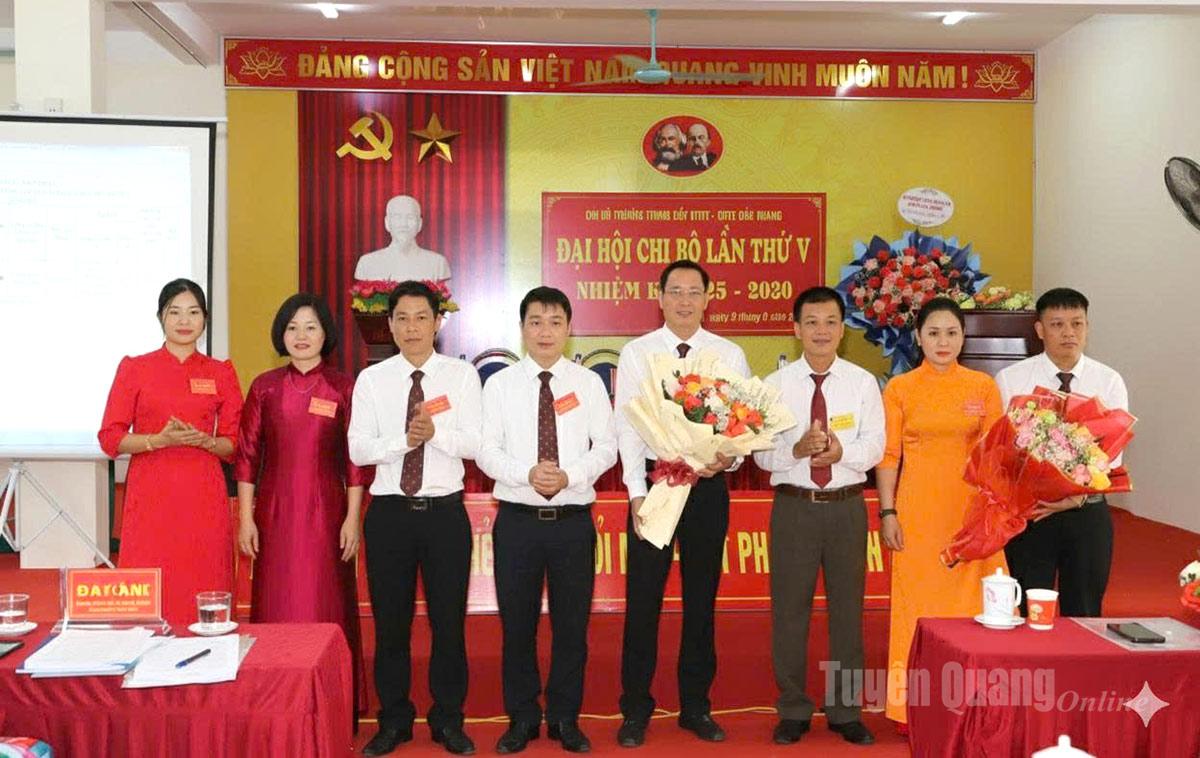 Lãnh đạo xã Bắc Quang tặng hoa chúc mừng Ban chi ủy Chi bộ nhà trường.