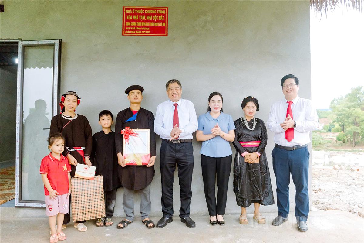 Đồng chí Nguyễn Hồng Trang,
Ủy viên Ban Thường vụ Tỉnh ủy, Phó Bí thư Thường trực Đảng ủy các cơ quan Đảng tỉnh dự
khánh thành nhà mới của gia đình anh Lý Bằng, xã Tân Trịnh.