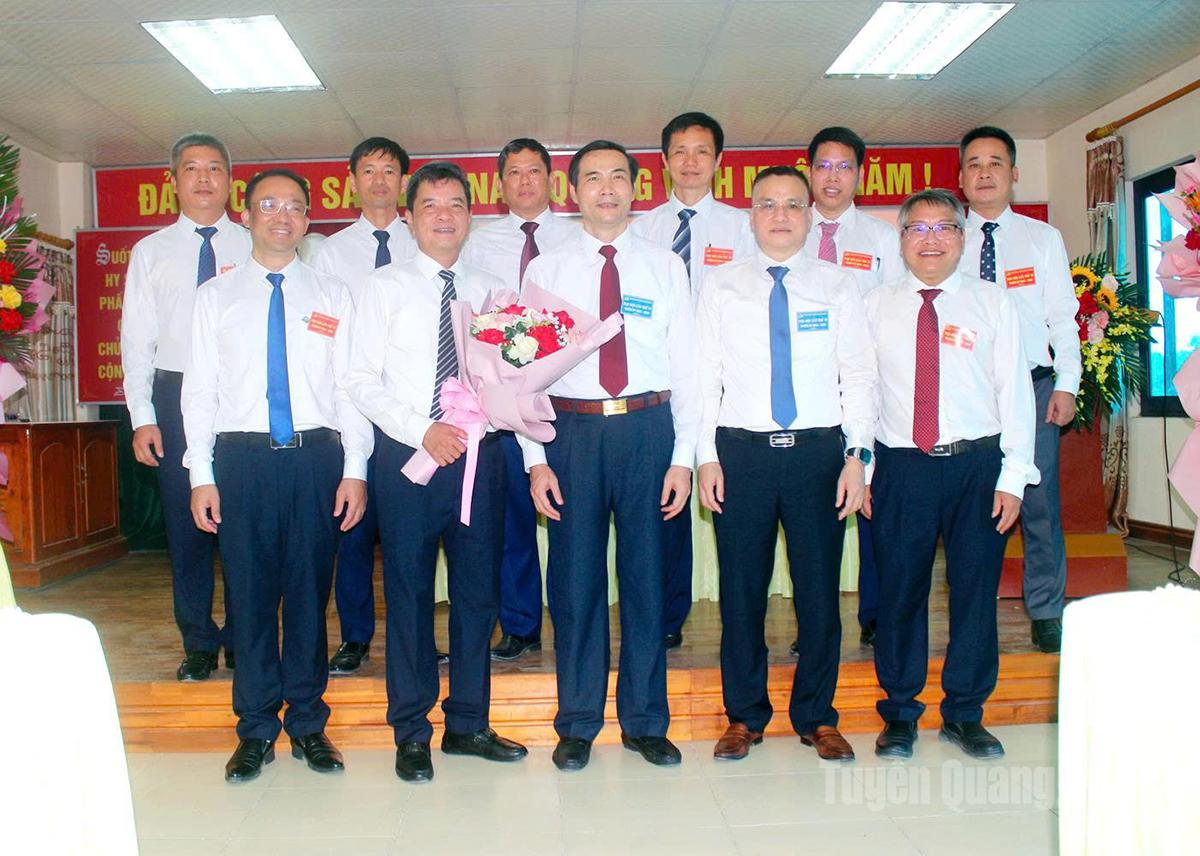 Ban chấp hành khóa IV, Đảng bộ Công ty cổ phần xi măng Tân Quang, nhiệm kỳ 2025-2030 chụp lưu niệm cùng các đại biểu.