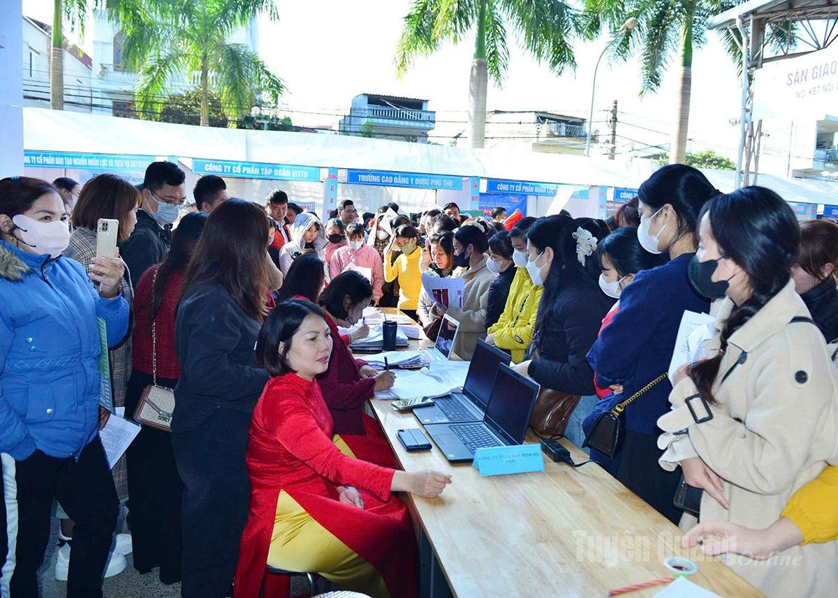 Người lao động tham gia phiên giao dịch việc làm trực tiếp và trực tuyến tại tỉnh Tuyên Quang kết nối với một số tỉnh, thành phố.