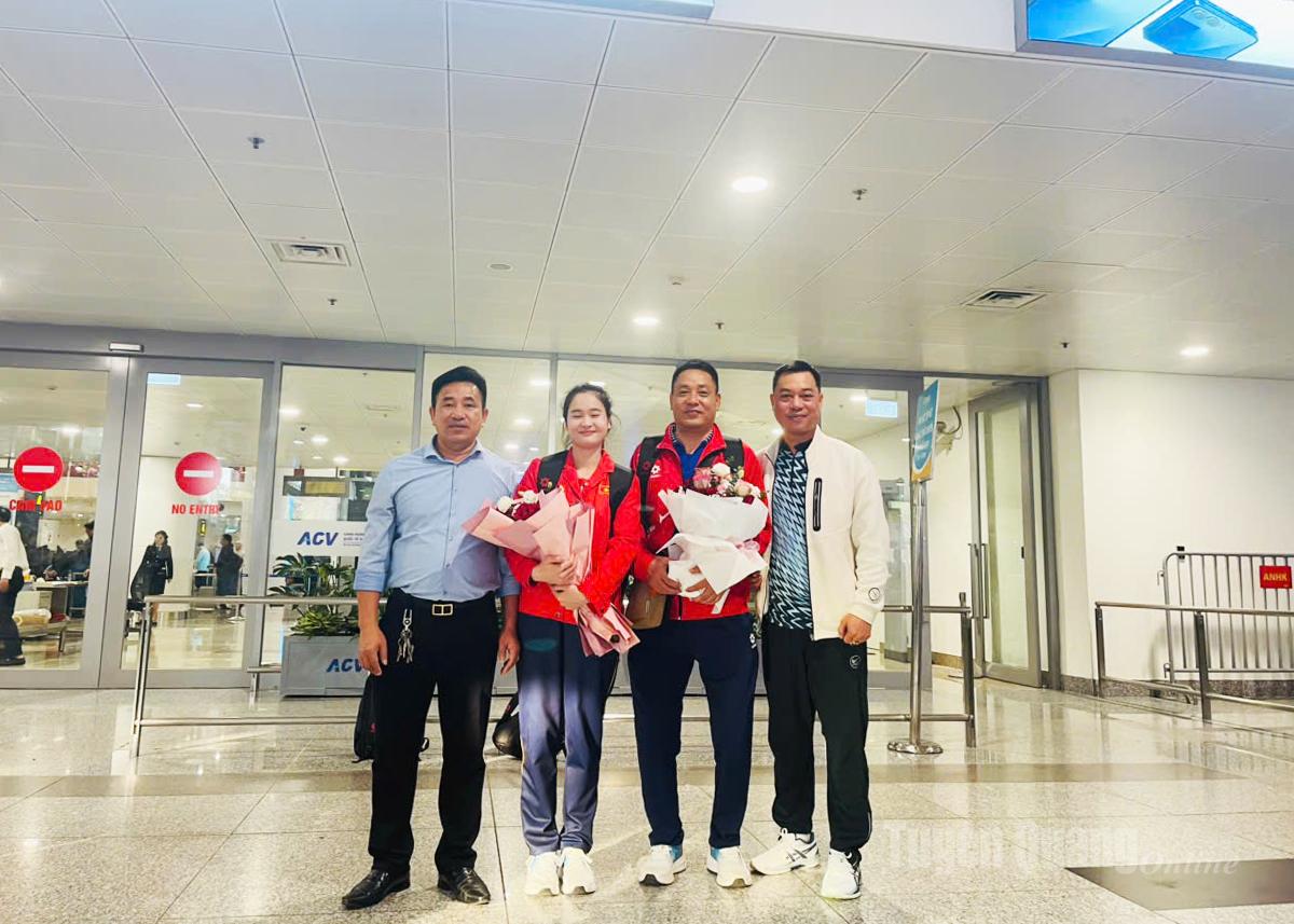 Lãnh đạo Trung tâm Huấn luyện và thi đấu thể thao tỉnh tặng hoa và trao thưởng cho vận động viên Phùng Thị Ánh.