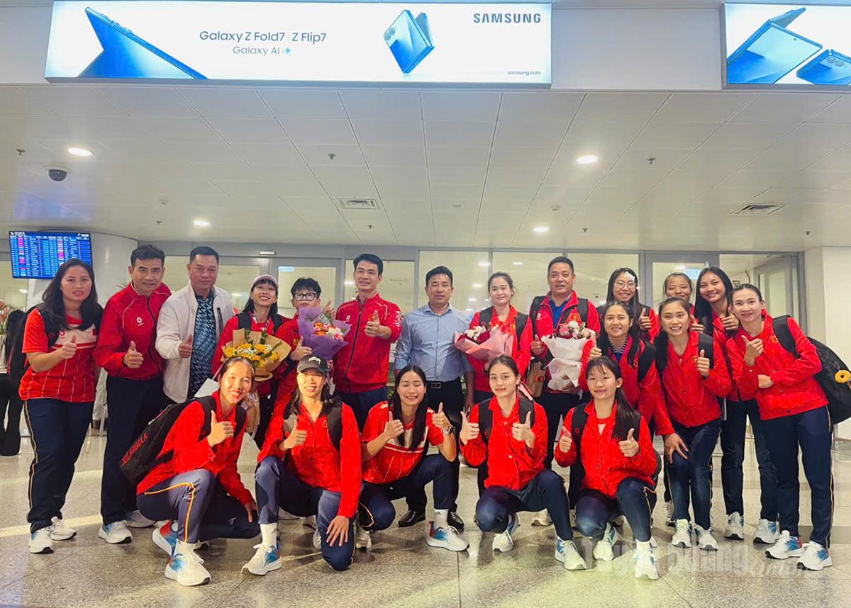 Đội tuyển bóng ném nữ Việt Nam rạng rỡ về nước sau khi xuất sắc giành Huy chương Vàng.