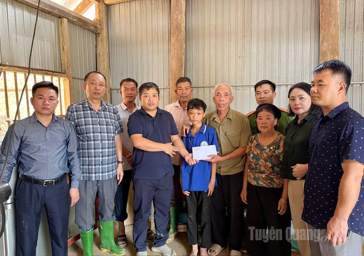 Anh Long Xuân Chiến chủ Kênh Youtube Đông Bắc quê tôi trao tiền hỗ trợ cho cháu Giàng Trần Hưng, thôn Phan, xã Hùng Lợi.