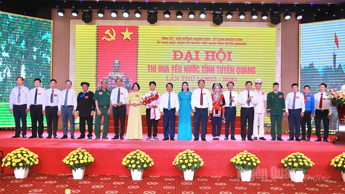 Đoàn đại biểu của tỉnh 
dự Đại hội thi đua 
yêu nước toàn quốc. 
Ảnh: Duy Tuấn
