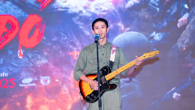 Diễn viên, nhạc sĩ Nguyễn Hùng trình bày ca khúc "Còn gì đẹp hơn" tại buổi ra mắt phim "Mưa đỏ". (Ảnh: Galaxy Studio)