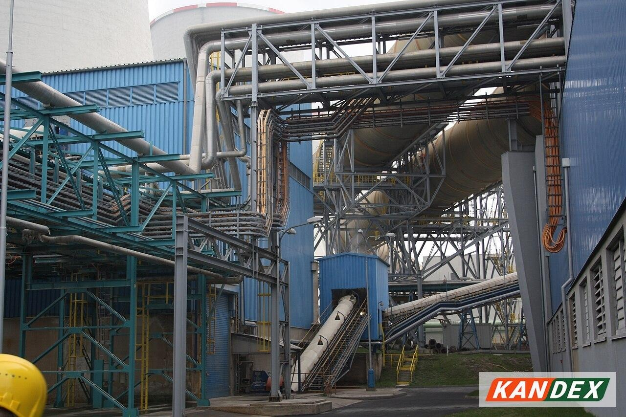 thang máng cáp ngoài trời trong nhà máy công nghiệp