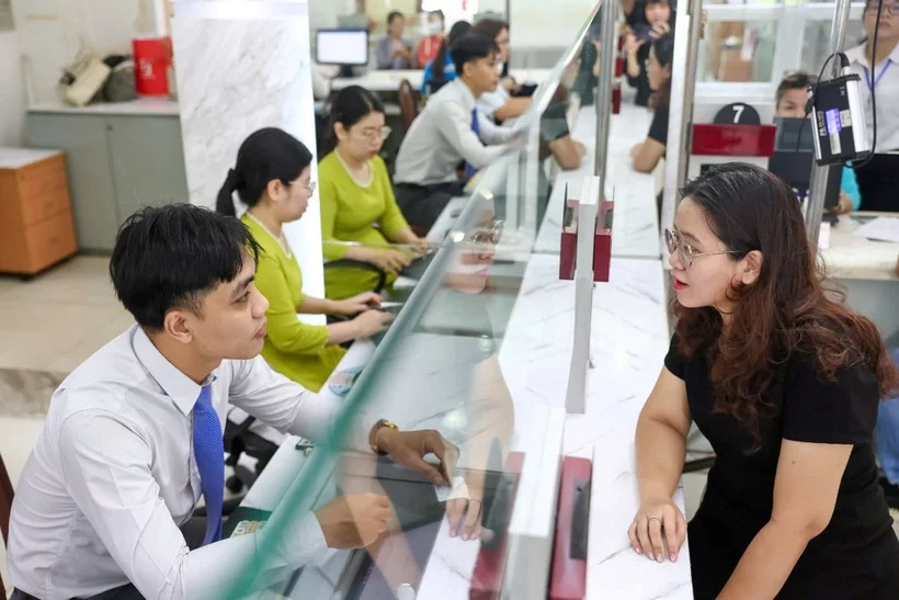 Người dân làm thủ tục hành chính tại Trung tâm Phục vụ hành chính công phường Sài Gòn, Thành phố Hồ Chí Minh. (Ảnh minh họa THẾ ANH)