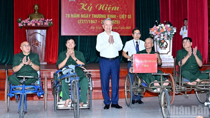 Tổng Bí thư Tô Lâm tặng quà thương binh nặng tại Trung tâm Điều dưỡng thương binh Thuận Thành (phường Ninh Xá, tỉnh Bắc Ninh). (Ảnh: ĐĂNG KHOA)