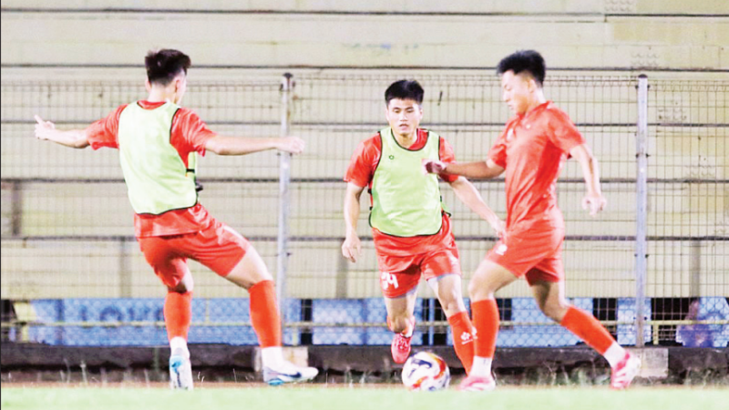Đội tuyển U23 Việt Nam tập luyện trước trận đấu với U23 Lào. (Ảnh: VFF)