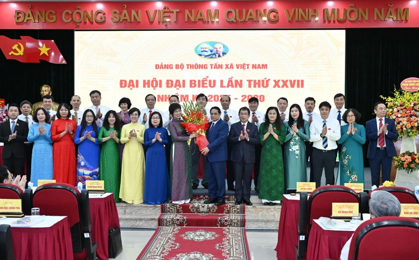 Bí thư Đảng ủy Chính phủ, Thủ tướng Chính phủ Phạm Minh Chính tặng hoa chúc mừng Ban Chấp hành Đảng bộ Thông tấn xã Việt Nam nhiệm kỳ 2025-2030. (Ảnh: TRẦN HẢI)